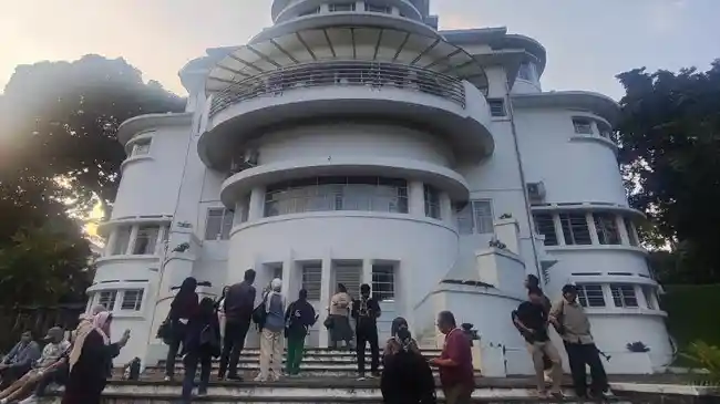 Asyiknya Wisata Sejarah di Bandung, Dari Susur Jalur Kereta Hingga Villa Isola