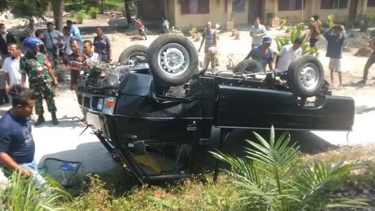 MOBIL dan Truk Terbalik di Sergai, Dua Penumpang Alami Luka-luka