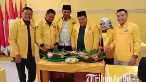 Tasyakuran-dan-potong-tumpeng-pengurus-Partai-Golkar-Jombang-sambut-gelar-pahlawan-Soeharto.jpg