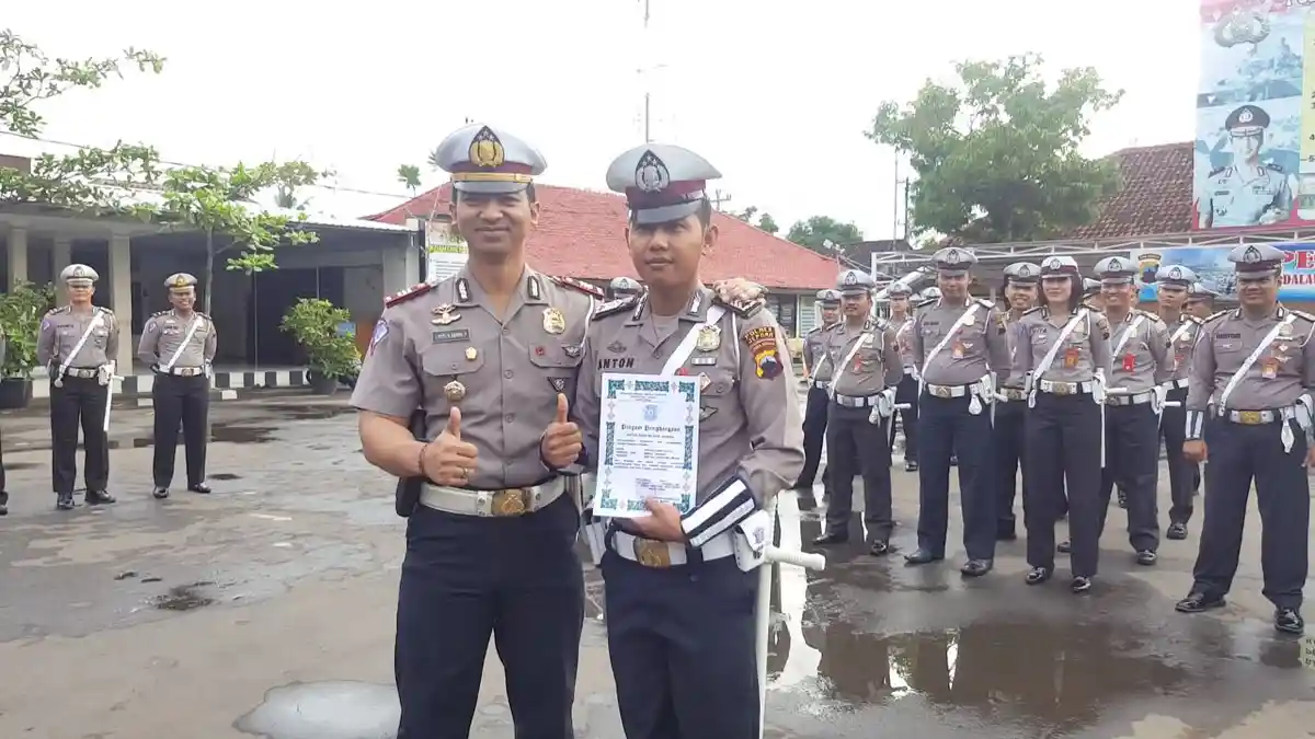 Polisi yang Dipukul dan Ditendang Seorang Pemuda di Alun-Alun Jepara Mendapat Penghargaan