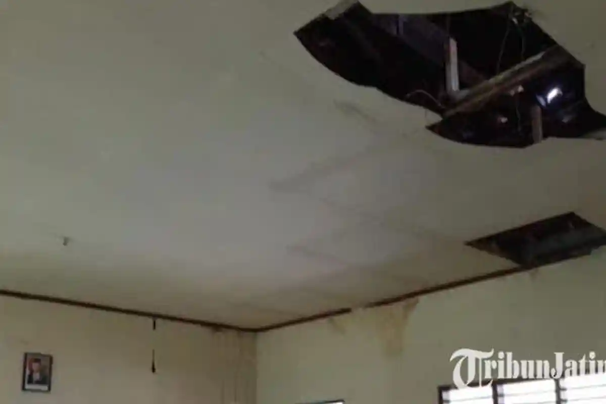 Sedang Mengajar, Guru di Pacitan Tertimpa Atap Kelas yang Ambruk, Genteng Berjatuhan Kena Kepala