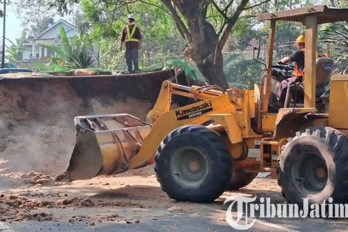 Kecelakaan di Malang, Truk Muatan Ampas Tebu Terguling di Jalibar hingga Tutup Jalan Raya