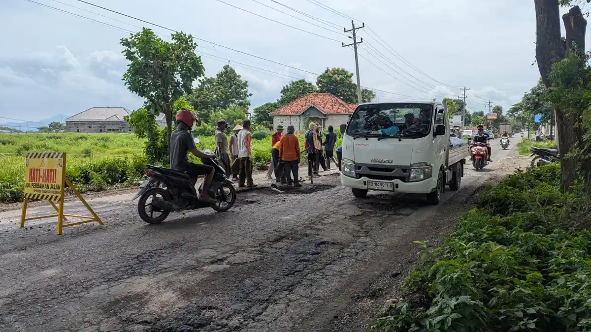 Perbaikan Jalan Berlubang di Ruas Tireman – Pamotan Dimulai