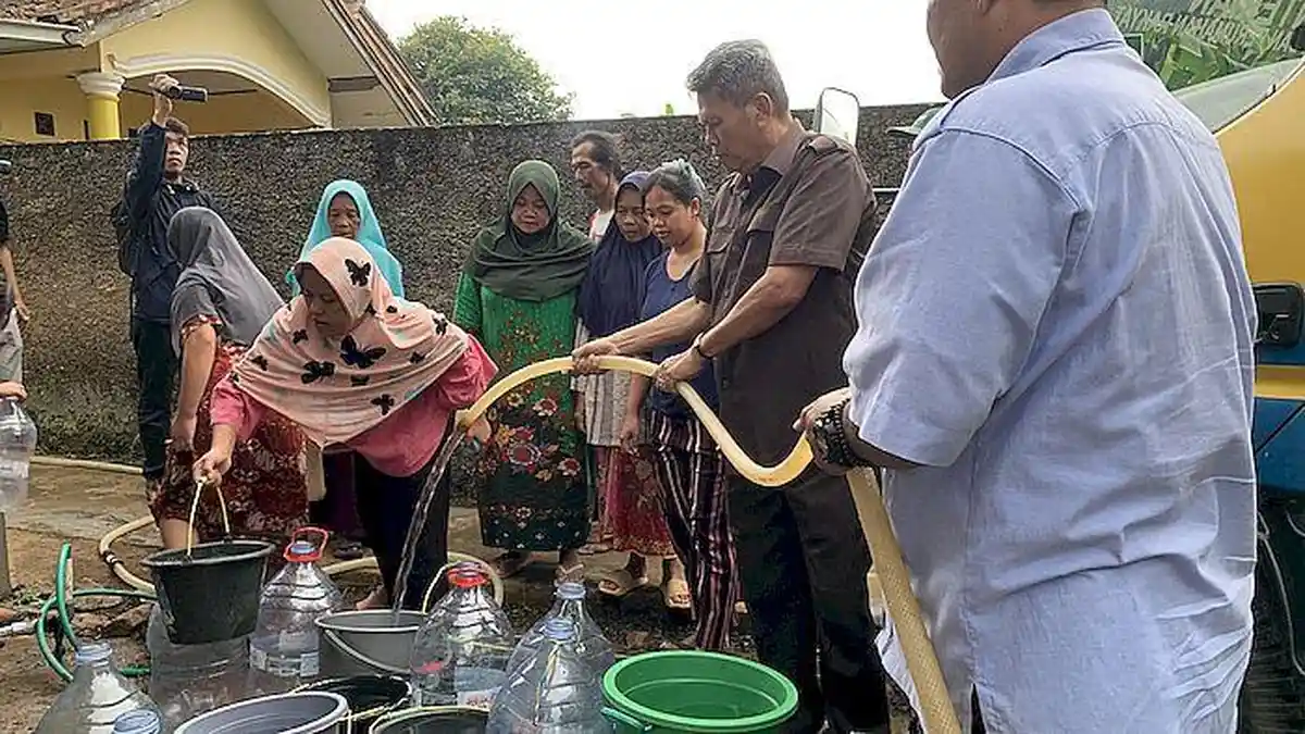 Warga Kampung Jamaras Serbu Bantuan Air Bersih dari Perumdam Tirta Mukti Cianjur.