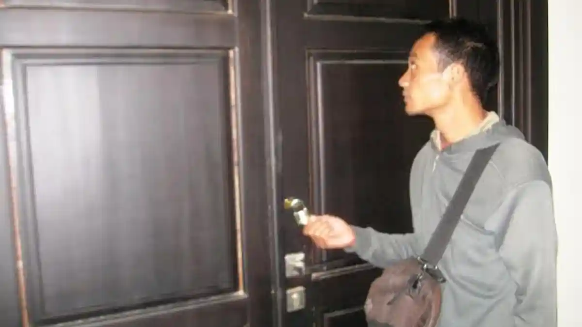 Sekretaris DPC PDIP Lamongan Dipecat,  Pintu  Kantor Dewan Digembok