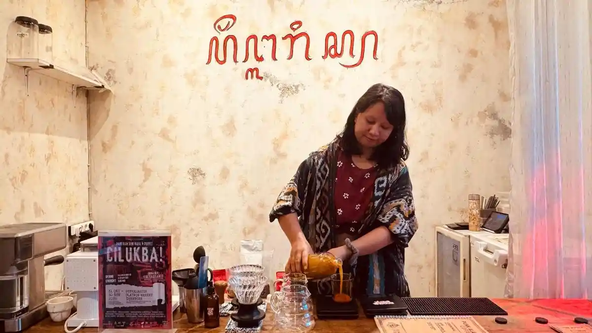 Kisah Ayu Penyaji Jamu di Kedai Kopi Punk Ala Rich Yogyakarta