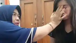 20220227-ningsih-tinampi-saat-melakukan-pengobatan-oke.jpg