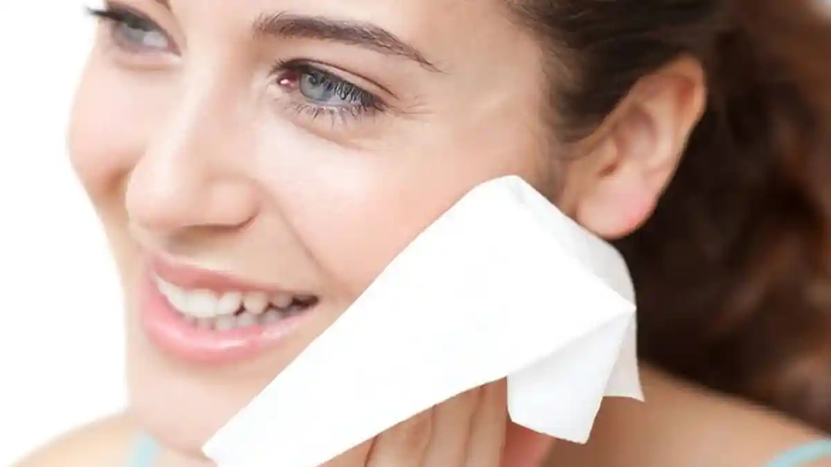 Amankah Bersihkan Make-Up di Wajah Pakai Tisu Basah Micellar Water? Simak Penjelasan Dokter Kulit