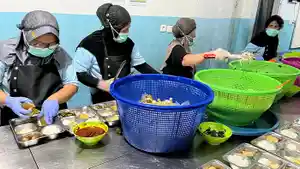 Suasana_penyajian_menu_MBG_di_ruang_pengemasan_SPPG_Marpoyan_Damai_2.jpg