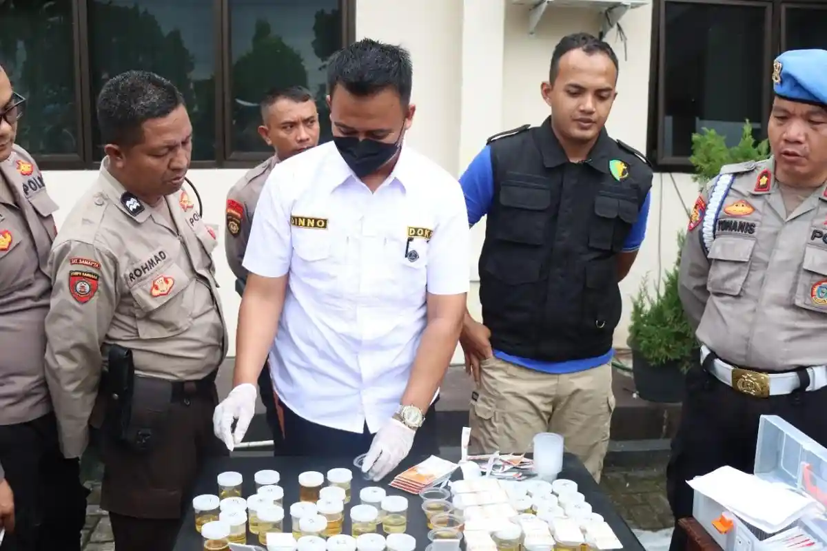 Ratusan Personel Polres Lampung Timur Dicek Urine Bidpropam Polda Lampung