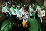 Simpatisan Cantik PPP Bagikan Bunga di Kemenkum HAM