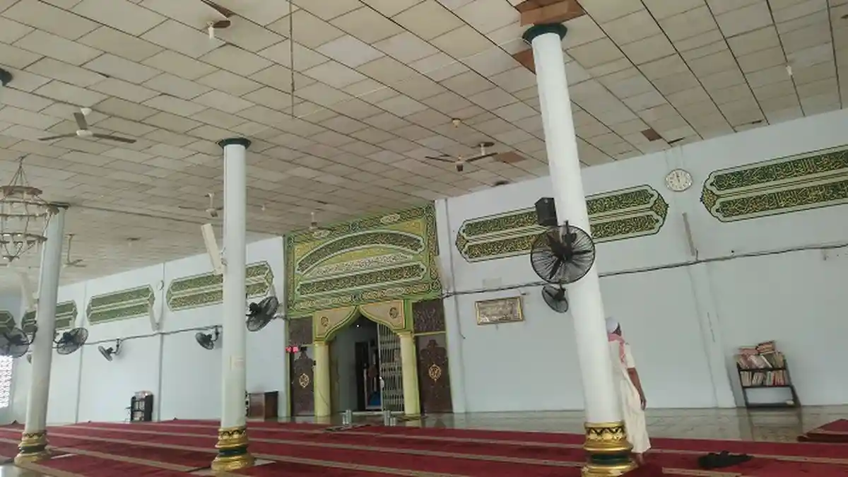 Berawal Minta Diajarkan Azan, Hingga Mengamuk Pecahkan Lampu Hias, Kipas Angin dan Mading Masjid
