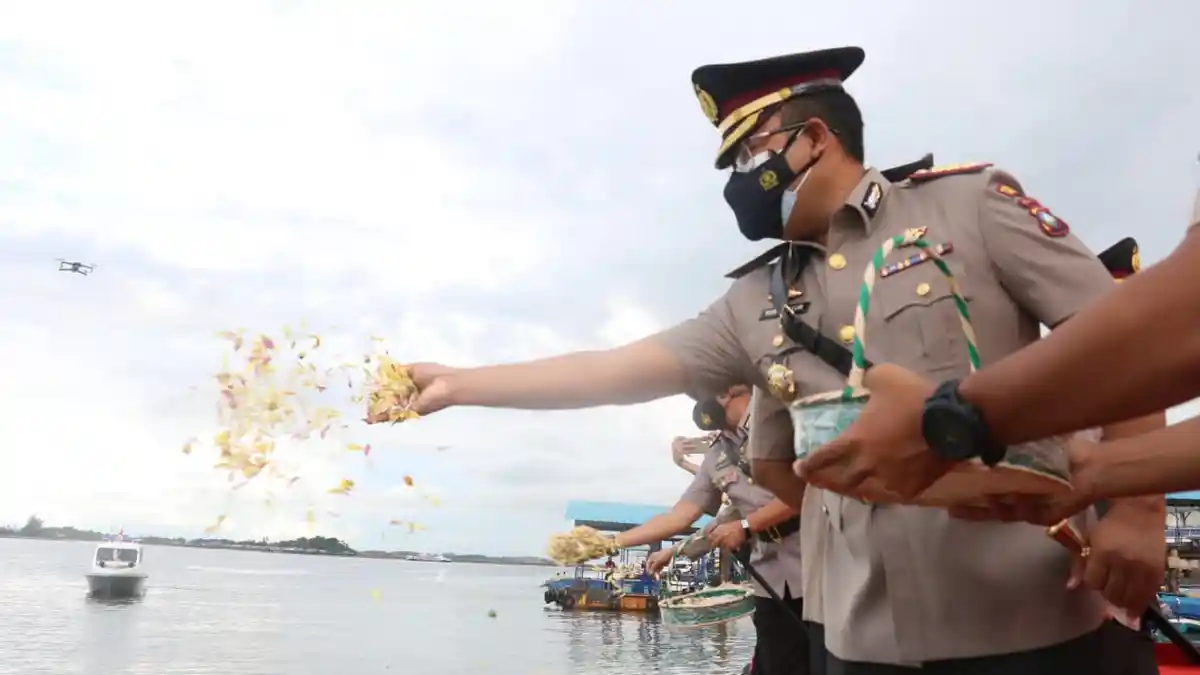 Peringati HUT ke-75 Bhayangkara, Wakapolda Tabur Bunga di Dermaga Ditpolairud Polda Kepri