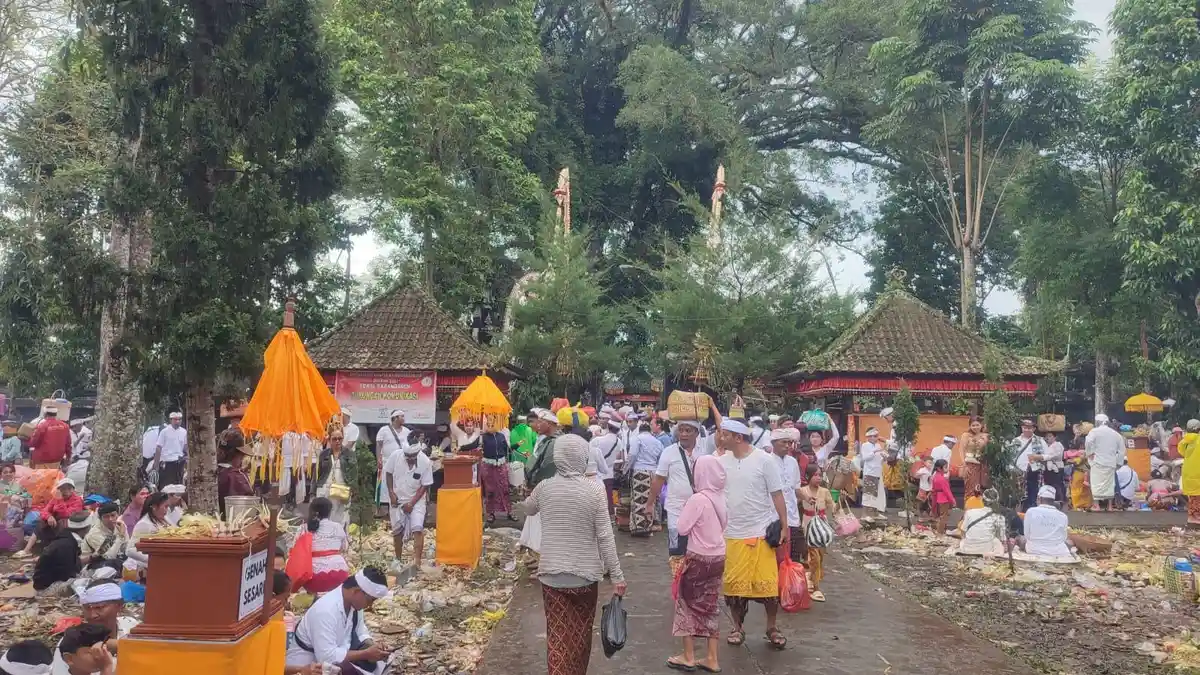 Sukarya: Paling Penting Dapat Tangkil, Libur Imlek, Pamedek Padati Usaba Pura Dalem Puri Besakih