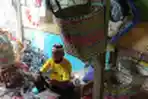 Tugimin Perajin Tas Belanja Dari Limbah Plastik