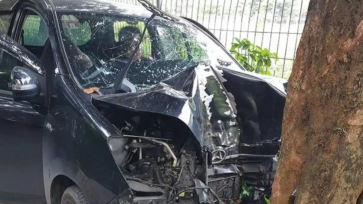 Nasib Wanita yang Terjepit saat Kecelakaan di Danau Bogor Raya, Mobil Ringsek Usai Tabrak Pohon