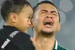 Pemain-Persebaya-Reva-Adi-Utama-menghayati-saat-menyanyikan-Song-for-Pride.jpg