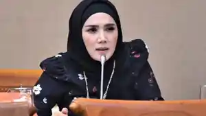 Mulan-Jameela-mendapatkan-pujian-warganet-karena-mulai-bersuara-di-DPR-RI.jpg