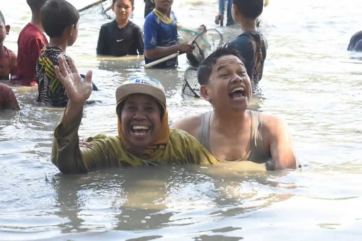 Potret Romantisme Dedi Mulyadi dan Emak-emak Saat Ngagubyag di Situ Jaya Laksana