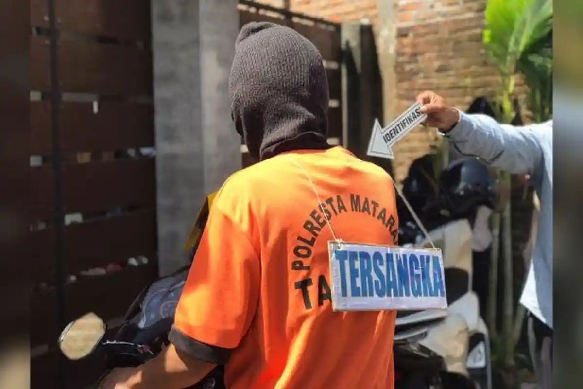27 Adegan Reka Ulang Pembunuhan Guru TK, dari Menyiram Halaman hingga Pembunuhan