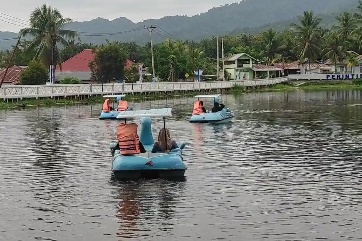 Wahana Bebek Dayung di Wisata Danau Perintis Gorontalo Ramai Disewa Pengunjung, Segini Tarifnya