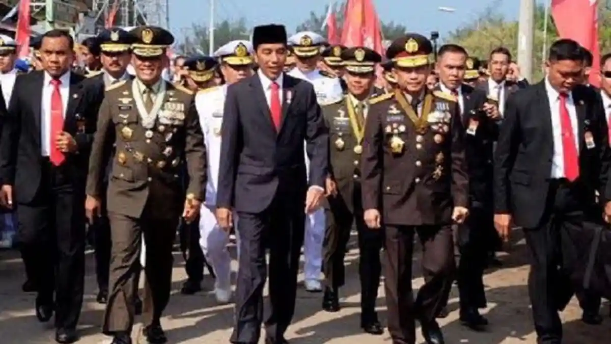 Terjebak Macet, Presiden Jokowi Jalan Kaki ke Lokasi Peringatan HUT TNI