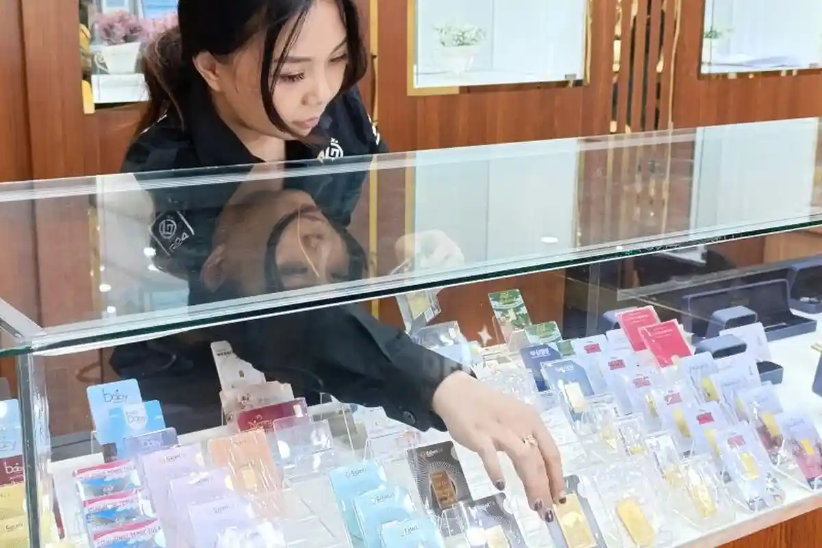 Tren Harga Emas Naik, Warga Manado Sulawesi Utara Ramai-ramai Borong Logam Mulia di Galeri 24