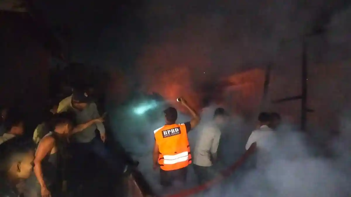 Rumah Sewa di Kota Binjai Ludes Terbakar, Penghuninya Pasrah Tak Sempat Selamatkan Harta Benda