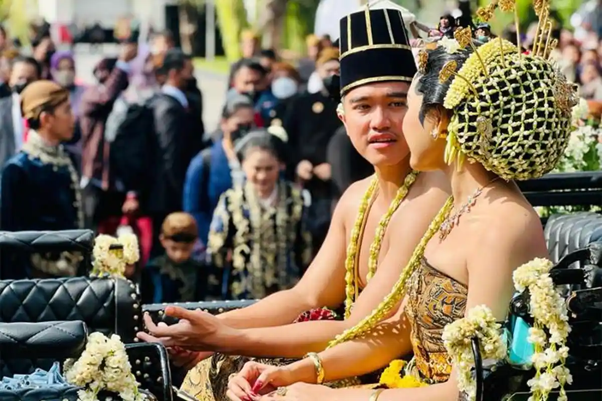 Momen Kaesang & Erina Tebar Senyum, Lambaikan Tangan ke Warga saat Kirab Menuju Pura Mangkunegaran