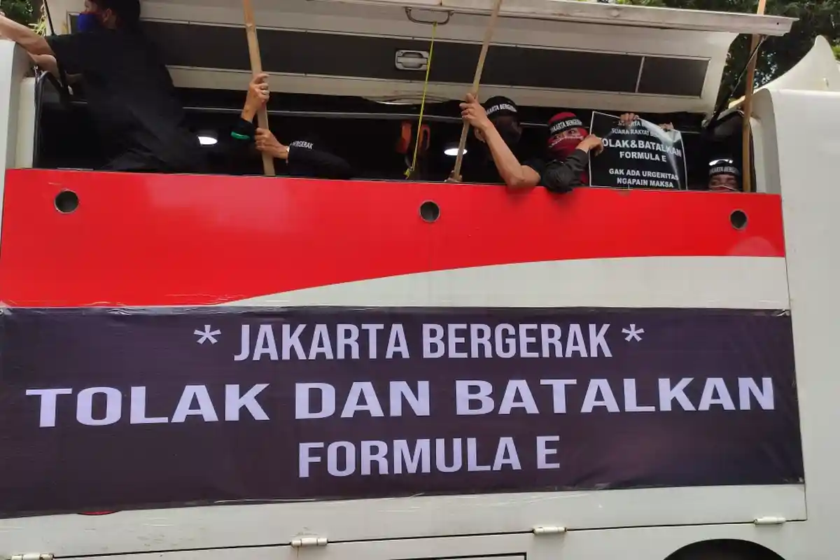 Geruduk Gedung DPRD DKI, Massa Aksi Tuntut Formula E Dibatalkan: Pemborosan Uang Rakyat Rp 1 Trilun - massa-jakarta-bergerak-2.jpg