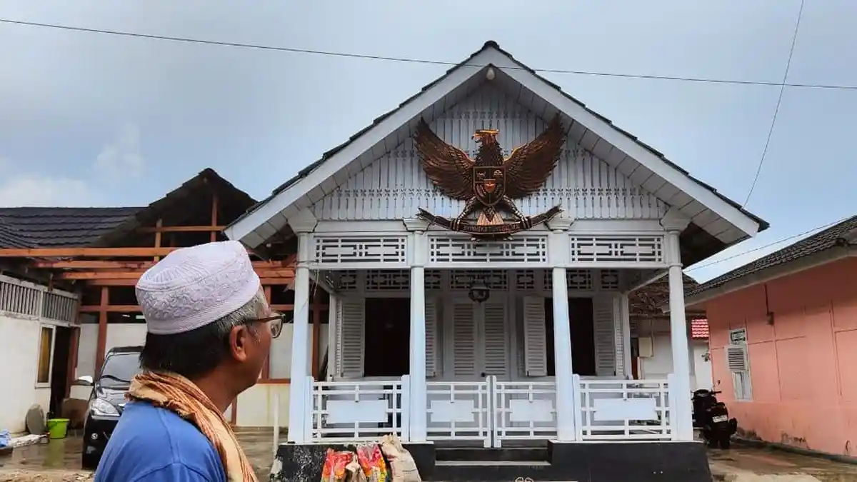 2 Garuda di Rumah Upu Latu Salhana Pelu: Raja Generasi XVIII Negeri ...
