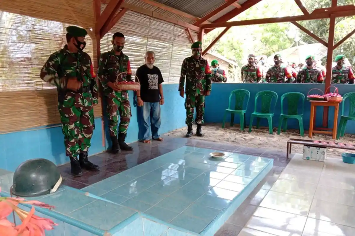 Peringati Hari Pahlawan, Anggota Koramil Lewoleba Tabur Bunga di Makam Purnawirawan, Simak Info