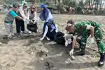 20260616-punguti-sampah-cemara-sewu-ut.jpg
