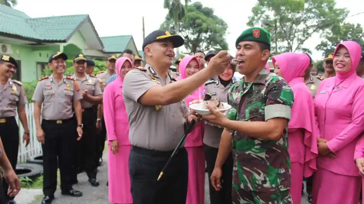 Kapolres Antarkan Kue ‘Baju Dinas’, Beri Kejutan untuk HUT Ke-74 TNI