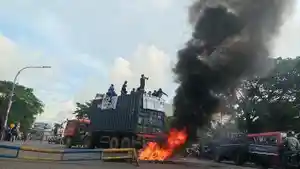 demo-mahasiswa-unismu-makassar-tolak-jokowi-tiga-periode.jpg