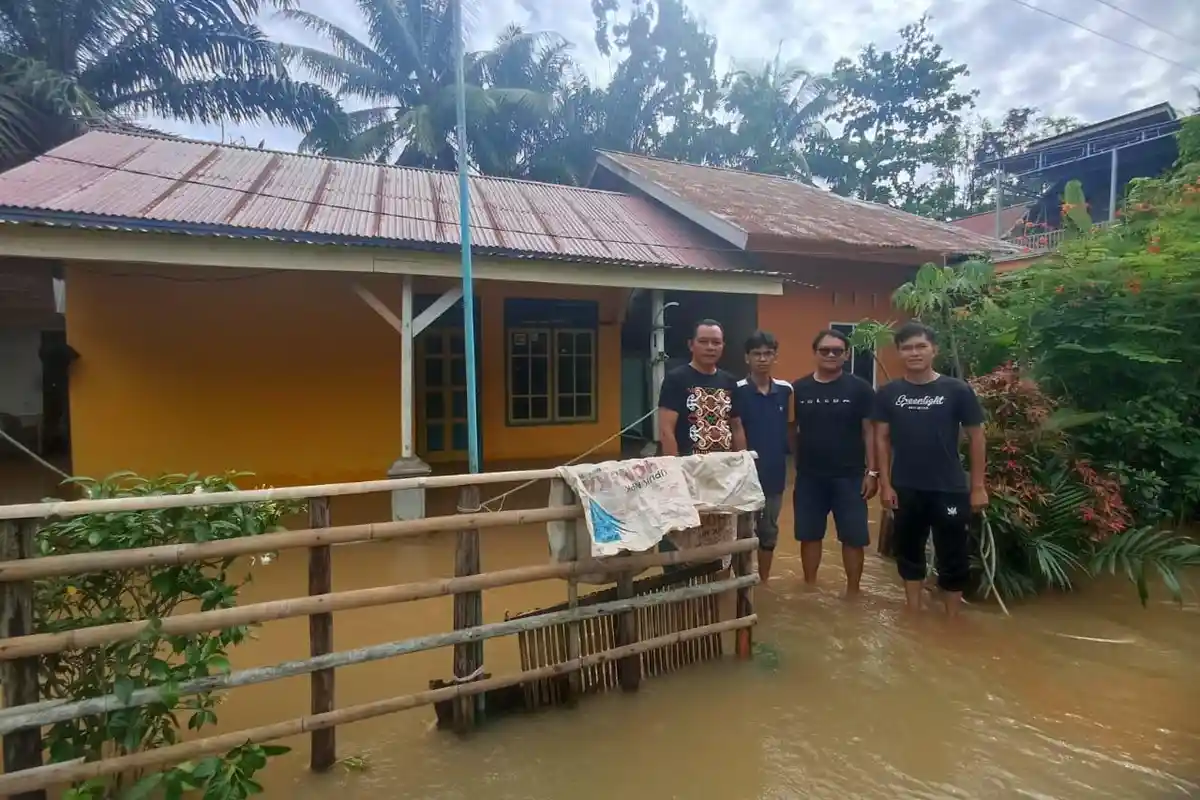 Puluhan Rumah di Bengkulu Tengah Masih Terendam Banjir, Warga Mengungsi di Masjid