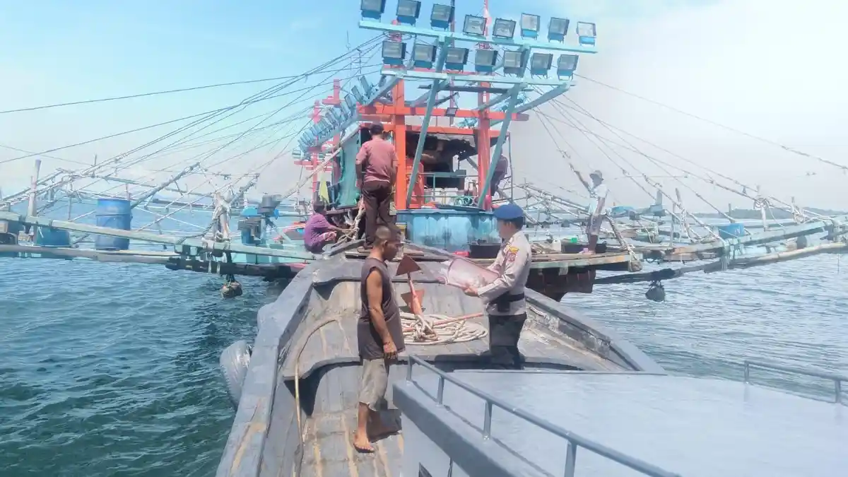 Sambangi Nelayan di Laut Sibolga, Personel Polairud Sampaikan Pesan Kamtibmas dan Anti Narkoba