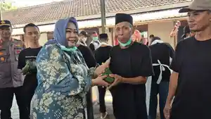 Plt-Bupati-Ponorogo-Lisdyarita-jilbab-membagikan-daging.jpg