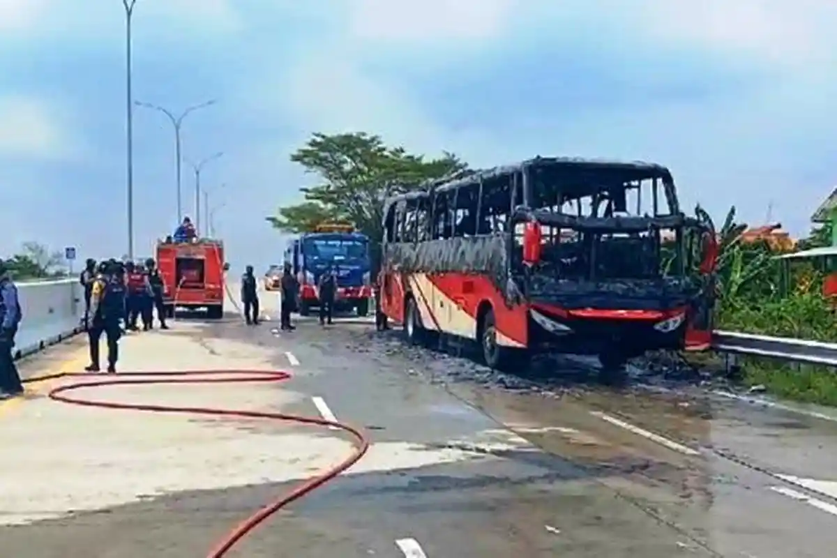 Kronologi Bus Agra Mas Habis Terbakar di Dekat Exit Tol Adiwerna Tegal, Awalnya Muncul Asap