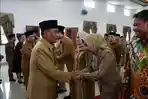 Bupati-Deli-Serdang-Ashari-Tambunan-memberikan-ucapan-selamat.jpg