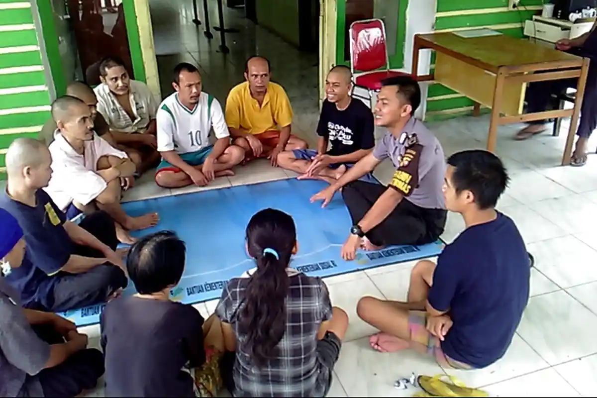 Polisi Ini Lakukan Hal Tak Terduga ke Pasien Gangguan Jiwa, Alasannya Bikin Tersentuh