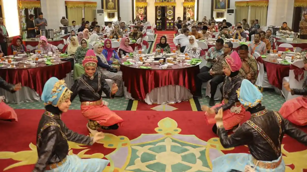 Menteri Pemberdayaan Perempuan dan Perlindungan Anak Nikmati Tari Saman di Aceh