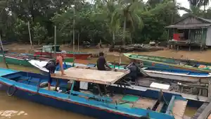 situasi-nelayan-ppu-sedang-mempersiapkan-kapal-miliknya-untuk-melaut.jpg