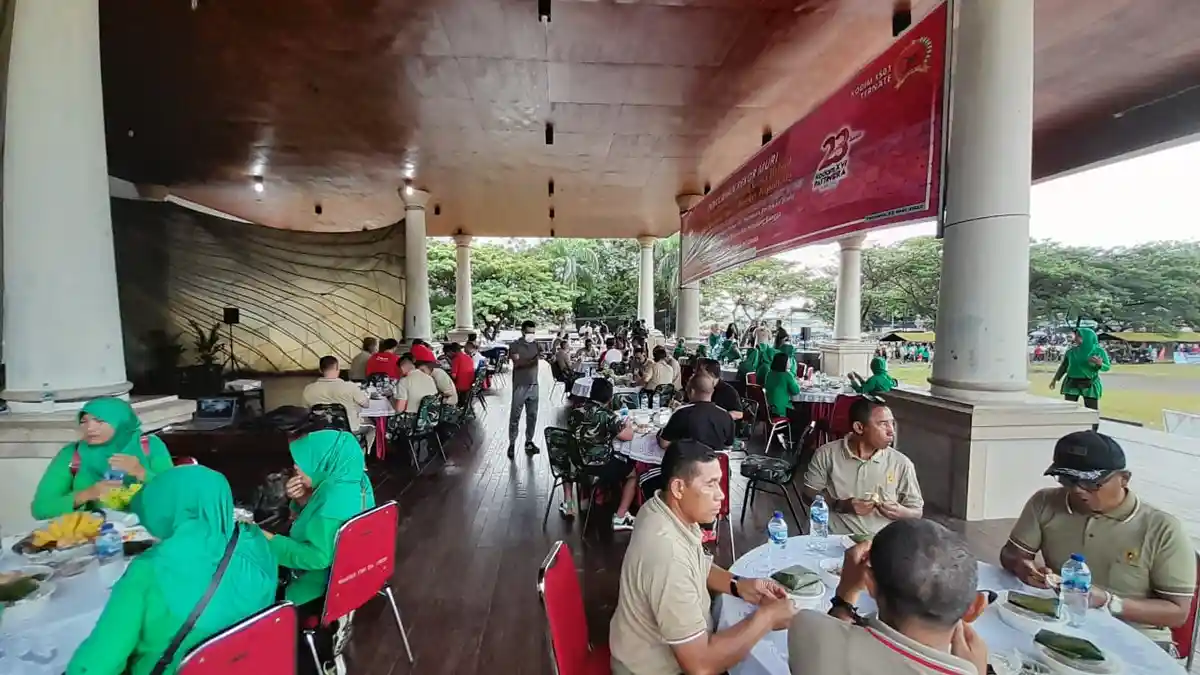 Korem 152 Baabullah Ternate Pecahkan Rekor MURI  Makan Papeda Terbanyak maupun Terpanjang