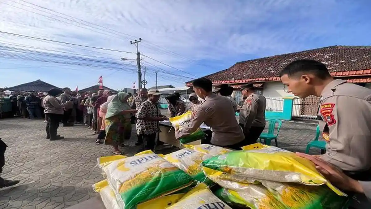Polda Babel Gelar Gerakan Pangan Murah, 2 Ton Beras Ludes dalam Satu Jam - 20250811-GPM-Warga-saat-mendatangi-lokasi-GPM-di-Masjid-Ar-Rahman.jpg