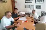 Tim-Advokasi-Hukum-Paslon-Asri-saat-melaporkan-tindakan-peru.jpg