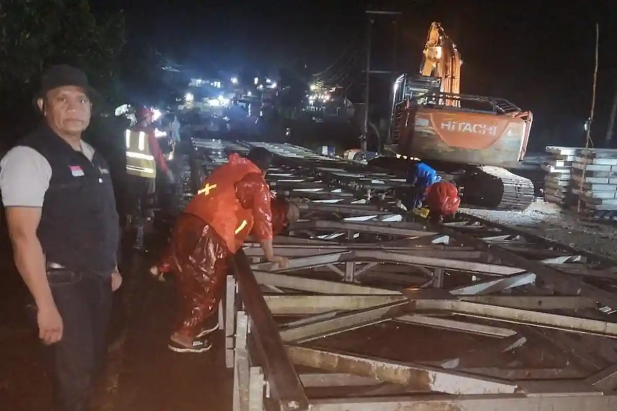 Pekerja Lembur di Tengah Hujan, Jembatan Bailey Jambi-Sumbar Ditargetkan Rampung Minggu