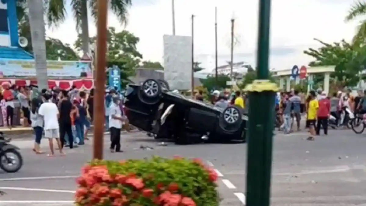 Sopir Ugal-ugalan, Mobil Fortuner Tabrak Xpander hingga Terbalik dan Terobos Pos TNI AU
