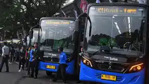Trans-Jatim-Malang-Raya-dengan-nama-Gajayana-terparkir-di-kawasan-Tugu-Balai-Kota-Malang.jpg