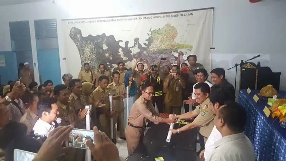 Walhi Sulsel Serahkan Peta Partisipatif Warga Bontoa ke Bupati Maros